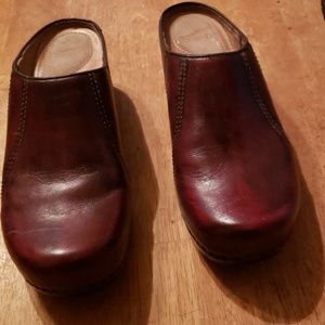 Red mule clogs